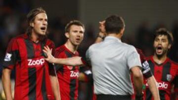 Así protestaron los jugadores del West Bromwich Albion el penalti con el que empató el Chelsea.