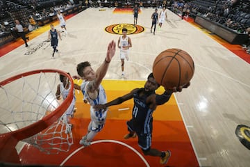 Shaq Buchanan #11 of the Memphis Grizzlies shoots the ball