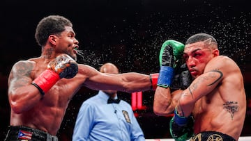 Shakur Stevenson golpea a Teófimo López durante el combate.