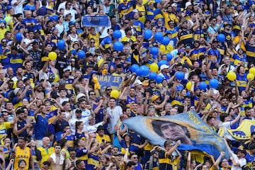 Los 40.000 aficionados de Boca iluminaron la grada del Hard Rock Stadium.