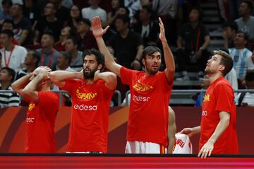 Quino Colom, Javier Beiran, Pierre Oriola and Xavier Rabaseda on the bench in crunch time.