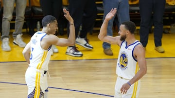 SAN FRANCISCO, CALIFORNIA - JUNE 05: Jordan Poole #3 and Stephen Curry #30 of the Golden State Warriors high five during the third quarter against the Boston Celtics in Game Two of the 2022 NBA Finals at Chase Center on June 05, 2022 in San Francisco, California. NOTE TO USER: User expressly acknowledges and agrees that, by downloading and/or using this photograph, User is consenting to the terms and conditions of the Getty Images License Agreement. Thearon W. Henderson/Getty Images/AFP
== FOR NEWSPAPERS, INTERNET, TELCOS & TELEVISION USE ONLY ==