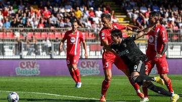 Monza's Spanish defender Pablo Mari (C) tackles Juventus' Serbian forward Dusan Vlahovic as Monza's Italian defender Armando Izzo (R) looks on during the Italian Serie A football match between Monza and Juventus on September 18, 2022 at the Brianteo stadium in Monza. (Photo by MIGUEL MEDINA / AFP) (Photo by MIGUEL MEDINA/AFP via Getty Images)