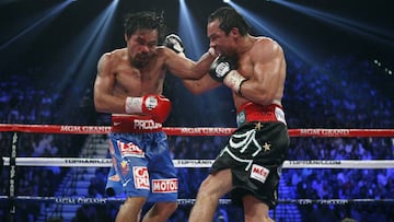 Pacquiao (izquierda) y M&aacute;rquez (derecha) intercambian golpes en su tercer combate en 2011.