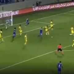 El impactante remate de Pavez que dio en el travesaño