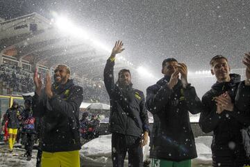 Los jugadores del Villarreal, tras suspenderse el partido, salieron al césped nevado para saludar a los aficionados amarillos.