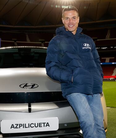 Diez aficionados disfrutarán de una exclusiva noche pernoctando en tiendas de campaña instaladas en el estadio, como ganadores de un sorteo de Hyundai, patrocinador del  Atletico de Madrid. Los jugadores rojiblancos cedieron sus vehículos IONIQ 5 para dotar de energía a diferentes zonas del Eco Camping. En la imagen, César Azpilicueta.