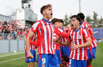 Adrin Ni?o celebra su gol al Real Madrid Castilla.