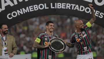 AME4086. RÍO DE JANEIRO (BRASIL), 04/11/2023.- Felipe Melo (d) y Nino de Fluminense celebran tras ganar hoy, el partido de la final de la Copa Libertadores entre  Boca Juniors y Fluminense en el estadio de Maracaná, en Rio de Janeiro (Brasil). EFE/ Antonio Lacerda
