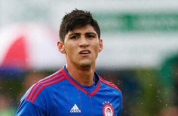 Alan Pulido ficha por el Olympiacos pese a que la FIFA y el TAS sentenciaron que aún es jugador de Tigres. El jugador, mal manejado por su representante, no ha querido firmar por Chivas. Además, fue elegido el peor refuerzo de la liga griega en la historia, por la prensa helénica.