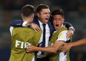 Soccer Football - FIFA Club World Cup - CF Pachuca vs Wydad AC - Zayed Sports City Stadium, Abu Dhabi, United Arab Emirates - December 9, 2017 Pachuca coach Diego Alonso celebrates with players after the match REUTERS/Amr Abdallah Dalsh