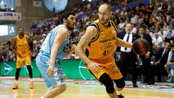 GRAF9778. LUGO, 12/05/2019.- El ala-pívot del Herbalife Gran Canaria Kim Tillie (d), y el escolta argentino del Cafés Candelas Breogán Lucio Redivo, durante el partido de la Liga Endesa que se disputa en el Pazo Provincial dos Deportes de Lugo.- EFE/Eliseo Trigo