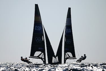 Comentario atribuido a Paul Gilham, director global de deportes en Getty Images:

El fotógrafo deportivo de Getty Images Clive Mason ha cubierto la vela en todos los Juegos Olímpicos desde Atenas 2004 hasta París 2024, durante los cuales ha producido muchas imágenes galardonadas desde las costas de Weymouth, Río de Janeiro, Fujisawa, y ahora busca hacer lo mismo desde Marsella. En esta impresionante imagen, Clive ha capturado dos barcos “49er” perfectamente siluetados en una forma casi simétrica, exagerada por la apariencia monocromática que crea una imagen muy gráfica.

La imagen muestra a Diego Chever y Florian Trittel Paul del equipo de España e Ian Barrows y Hans Henken del equipo de Estados Unidos compitiendo durante la regata por la medalla en la clase “49er” masculina en el sexto día de los Juegos Olímpicos París 2024 en el Puerto Deportivo de Marsella.