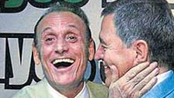 <b>LA BENDICIÓN. </b>Lopera y su Gran Poder bendicen a Pepe León.