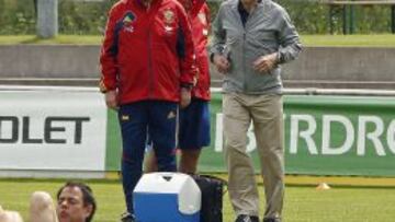 &Oacute;scar Celada, con Del Bosque y Toni Grande en un entrenamiento.