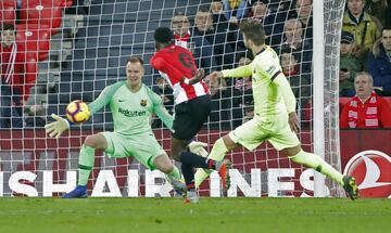 Iñaki Williams remata ante el alemán Ter Stegen.