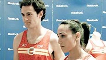 <b>MODELOS. </b>Rodríguez y Sarrapio muestran la indumentaria olímpica.