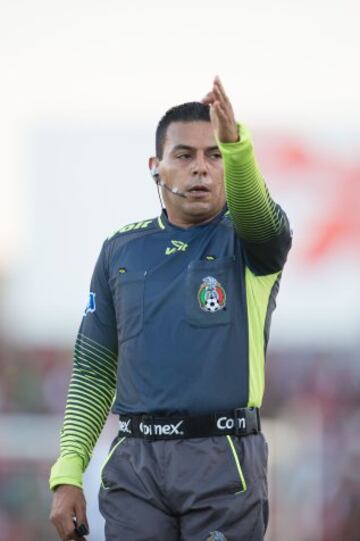 El árbitro Jonathan Hernández al final del partido.