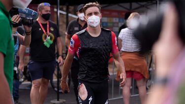 Team Quick Step's Belgian rider Remco Evenepoel, wearing the overall leader's red jersey, walks after the 12th stage of the 2022 La Vuelta cycling tour of Spain, a 192.7 km race from Salobrena to Alto de Penas Blancas in Estepona, on September 1, 2022. (Photo by JORGE GUERRERO / AFP)