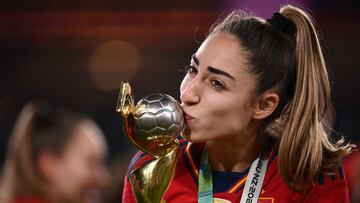 Olga Carmona besa la copa del mundo conquistada por la Selección en Sídney.