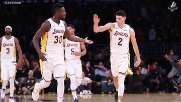 Julius Randle felicita a Lonzo Ball en la noche en la que el base logr&oacute; su segundo triple-doble en la NBA.