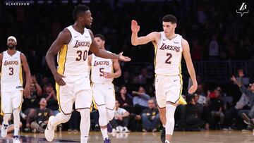 Julius Randle felicita a Lonzo Ball en la noche en la que el base logr&oacute; su segundo triple-doble en la NBA.