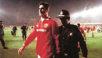 El exjugador del Manchester United, Eric Cantona, antes de ser agredido por un polic&iacute;a turco.
 