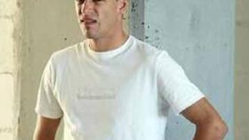 <b>DE ROJO Y BLANCO.</b> Duda cambiará el azul y el rojo del Málaga por el rojo y blanco del Sevilla.