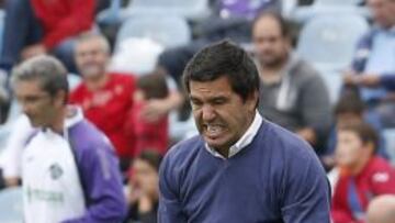 El entrenador del Getafe, el rumano Cosmin Contra, durante el partido frente al M&aacute;laga de Liga de Primera Divisi&oacute;n que los dos equipos disputan en el Coliseum Alfonso P&eacute;rez, en Getafe.