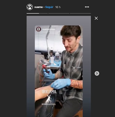 Fernando Alonso hace un gui?o a la 'tierrina' y se tata la Cruz de la Victoria