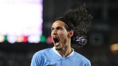 GLENDALE (AZ, EEUU), 03/06/2022.- El delantero central de Uruguay Edinson Cavani celebra su gol durante el partido amistoso disputado entre las selecciones de México y Uruguay este jueves en el estadio State Farm en Glendale, Arizona. Un doblete de Edinson Cavani lideró este jueves la goleada de la selección de Uruguay por 0-3 sobre la de México en un partido de preparación para el Mundial Catar 2022 en el State Farm Stadium de Glendale (Arizona, EE.UU.). EFE/Max Simbron
