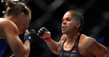 Nunes en su pelea ante Rousey.