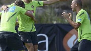 <b>FELICES. </b>Cristiano, Coentrao y Pepe se mostraron sonrientes en el entrenamiento de Portugal.