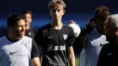 Dean Huijsen, en un entrenamiento con el primer equipo del M&aacute;laga.