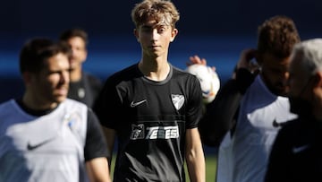 Dean Huijsen, en un entrenamiento con el primer equipo del Málaga.