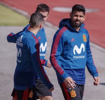 Diego Costa, Azpilicueta y Rodri llegando al entrenamiento de Las Rozas. 