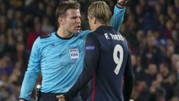 Brych expulsó a Fernando Torres.