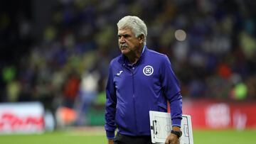 MEX2272. CIUDAD DE MÉXICO (MÉXICO), 15/04/2023.- El entrenador del Cruz Azul, Ricardo Ferretti, camina por la chanca previo al partido por la jornada 15 del torneo Clausura 2023 del fútbol mexicano entre Cruz Azul y América hoy, en el estadio Azteca de Ciudad de México (México). EFE/ Sáshenka Gutiérrez
