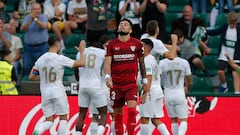 ELCHE (ALICANTE), 24/05/2023.- El defensa del Sevilla Alex Tellez (c) se lamenta tras el gol del Elche, durante el encuentro de LaLiga Santander entre Elche y Sevilla, en el estadio Martínez Valero de Elche. EFE/Manuel Lorenzo
