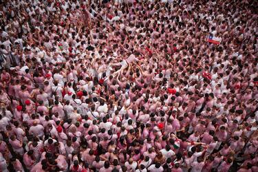 Ambiente previo al Chupinazo de San Fermín 2025, en la Plaza del Ayuntamiento, a 6 de julio de 2025, en Pamplona, Navarra (España).