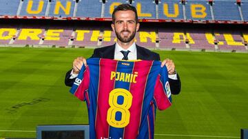 15/09/2020 El nuevo jugador del FC Barcelona, el bosnio Miralem Pjanic, en su presentaci&oacute;n en el Camp Nou
 DEPORTES
 FC BARCELONA
 