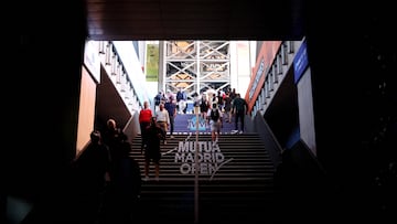 Los aficionados abandonan las instalaciones.