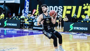 Uno de los jugadores de Fuerza Regia tiene el balón durante un juego