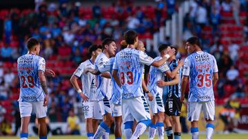 Jugadores de los Tuzos del Pachuca después de derrotar a los Gallos Blancos.