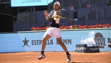Rafa Nadal entrena sobre la arcilla del Mutua Madrid Open.