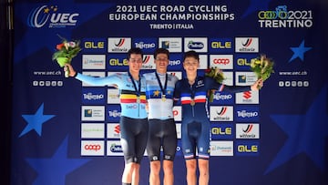 Cian Uijtdebroeks, Alec Segaert y Eddy Le Huitouze posan en el podio tras la prueba contrarreloj junior de los Campeonatos de Europa de Ciclismo en Ruta que se celebran en Trento.