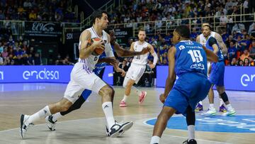 El alero del Real Madrid Alberto Abalde, ante Malique Lewis, del Carplus Fuenlabrada.