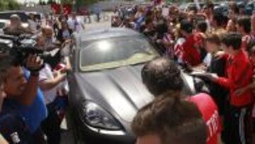 CON SUS &Iacute;DOLOS. Los hinchas del Atl&eacute;tico arroparon ayer a los jugadores del Cholo Simeone.
 