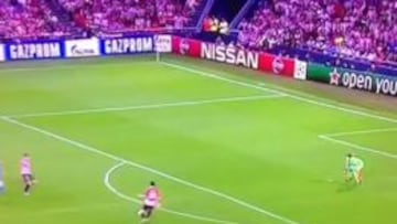 Aduriz, al perseguir el balón.