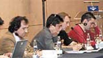 <b>COMISIÓN BLOQUEADA</B>. Un grupo de periodistas percutió contra el muro de Hein Verbruggen: el presidente de la UCI se limitó a desgranar "su" verdad sobre la crisis del dopaje.